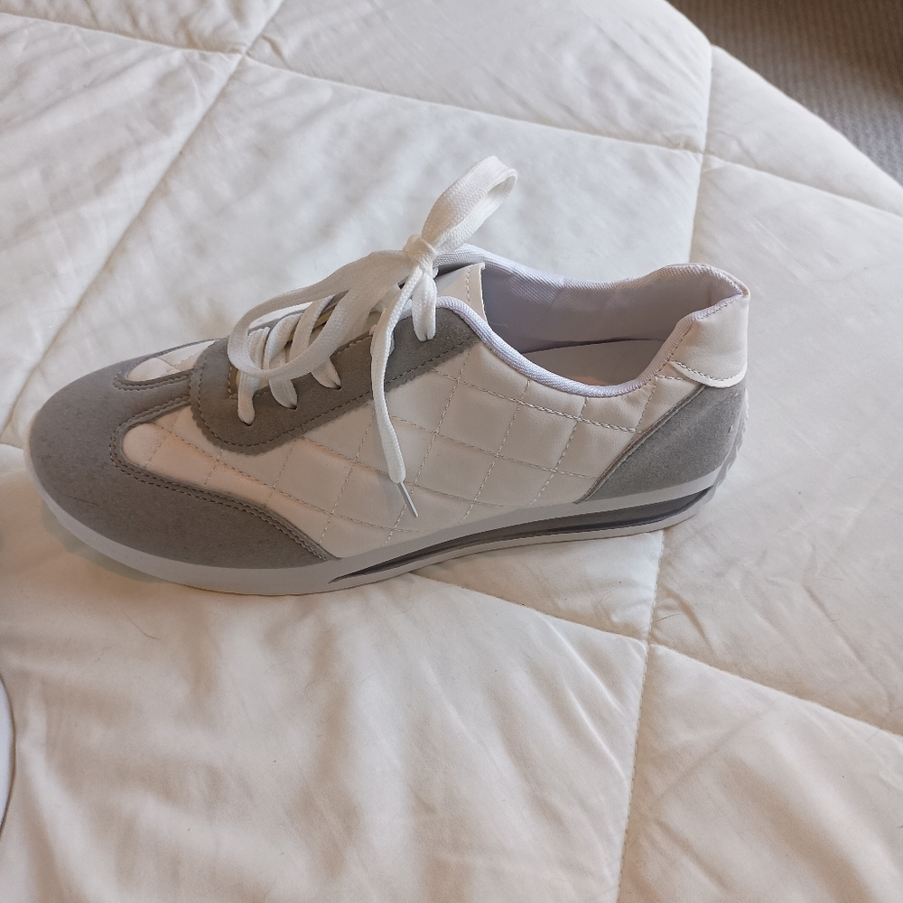 NWT Women's white and gray sneakers Size 8.5 Quilted Fabric‎ Low Profile - Picture 4 of 9